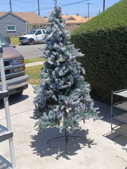 6,5ft  frosted tree with lights