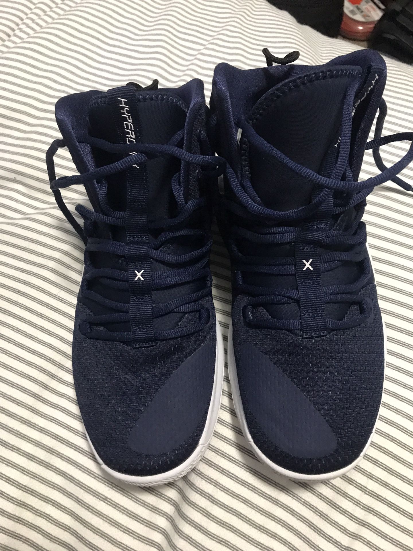 Hyper dunk basketball shoes