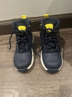 Boys Nike Shoes , Size 12
