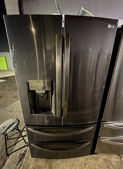 LG 4‑Door French Door Fridge – Black Stainless, Ice/Water