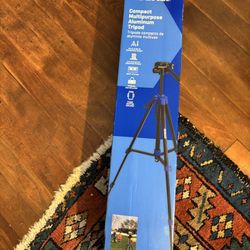 Kobalt Aluminum tripod with adjustable height and carrying case included.
