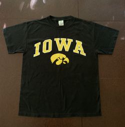 Men’s  IOWA HAWKEYE T Shirt Size  M 