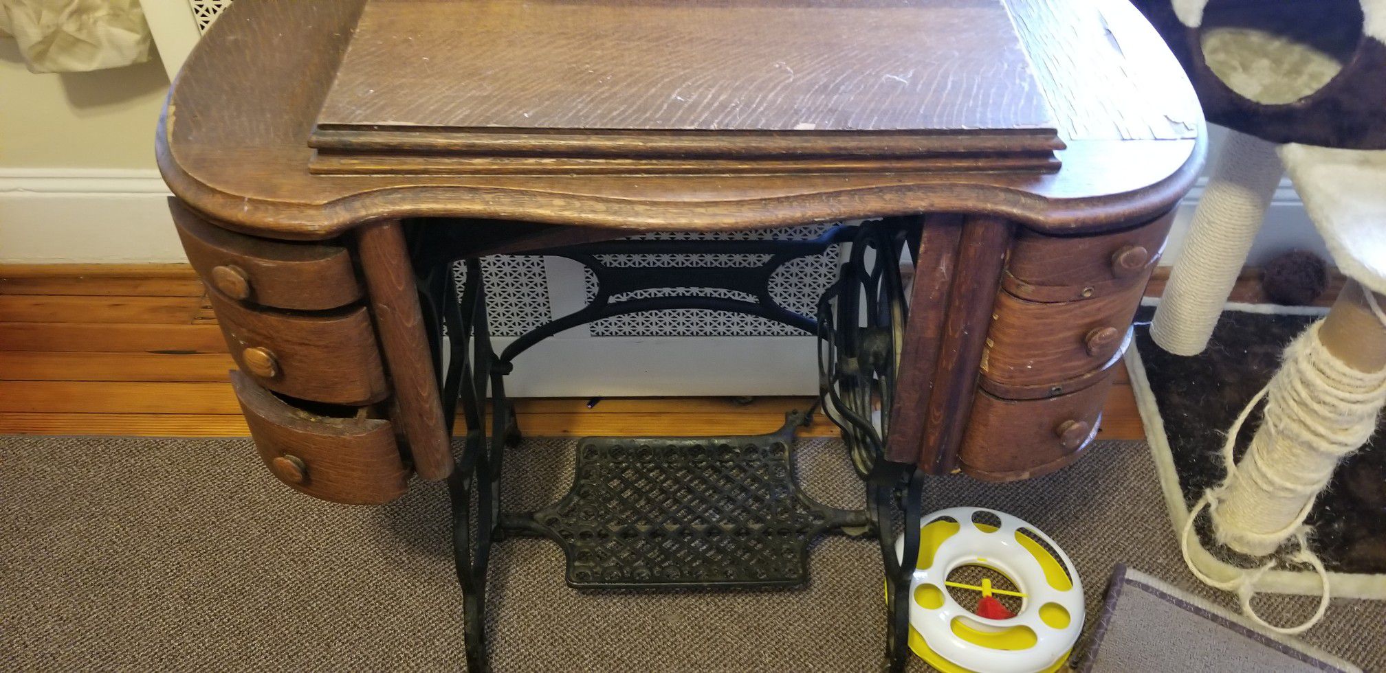 Antique sowing table