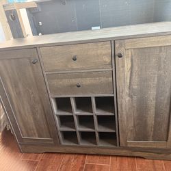 Bar/liquor cabinet