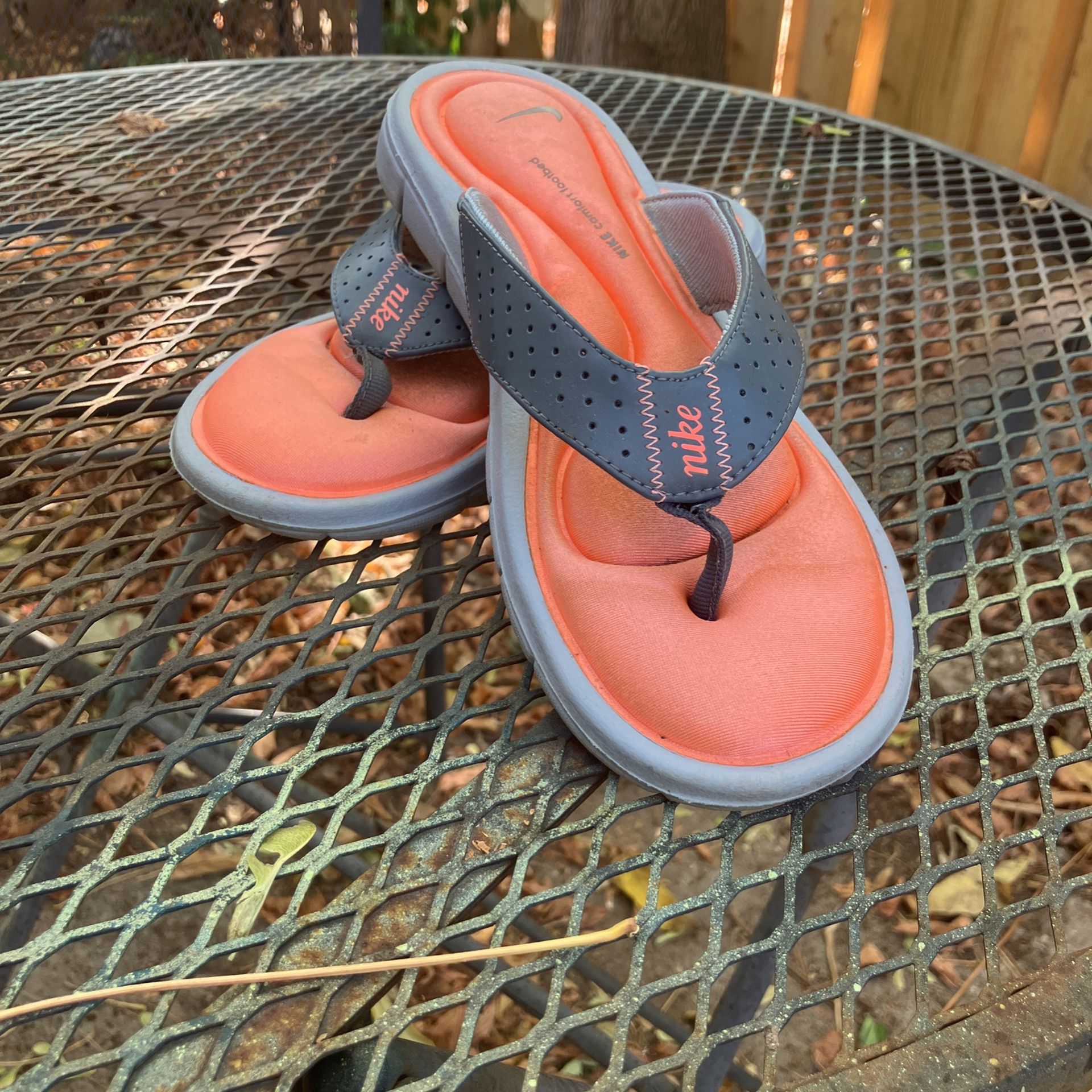 Size 7  Nike  Comfort Footbed Sandals  Must Pick Up In Franklin