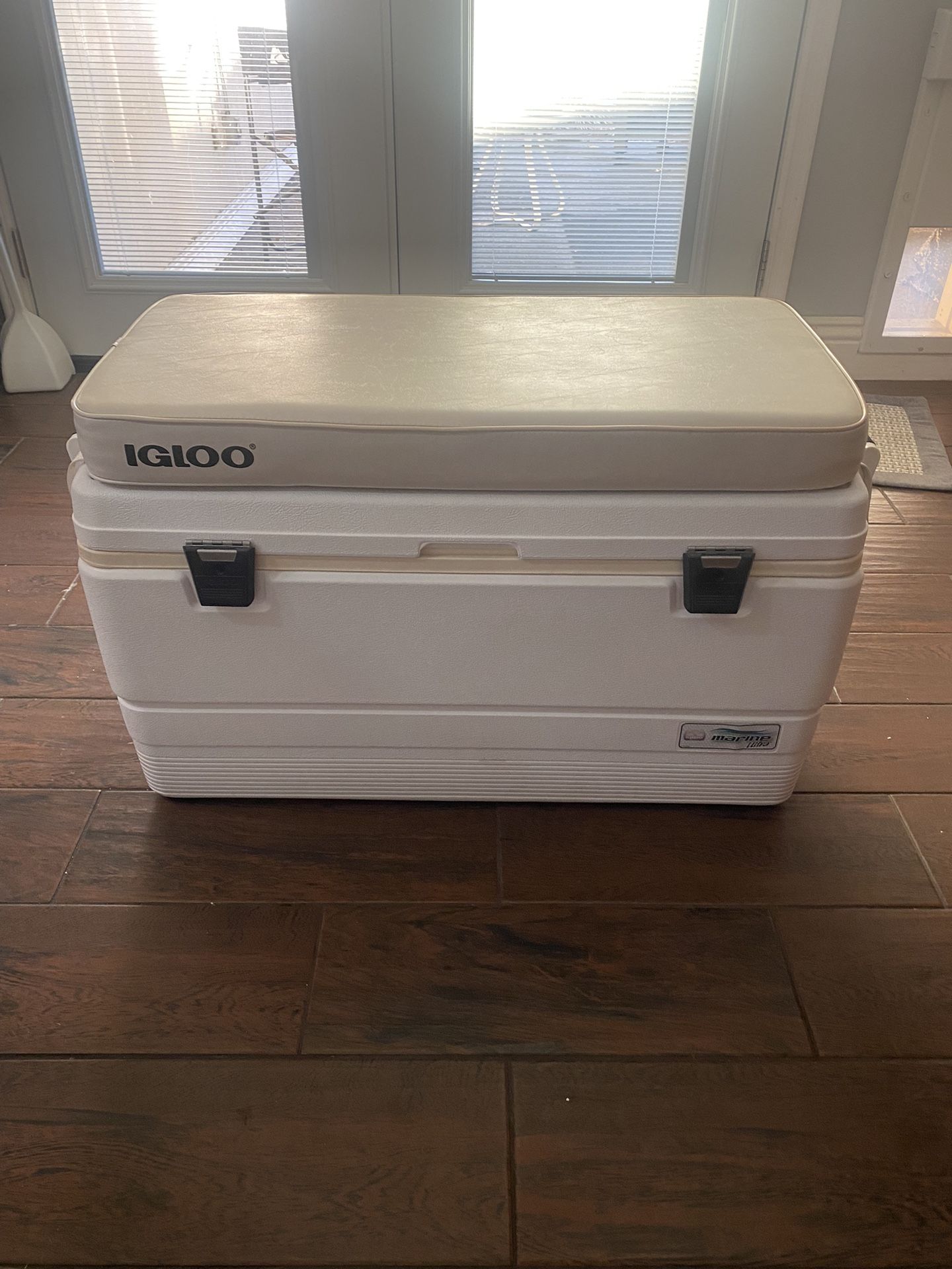 Igloo Marine Ultra 94 qt Cooler Plus Cushion