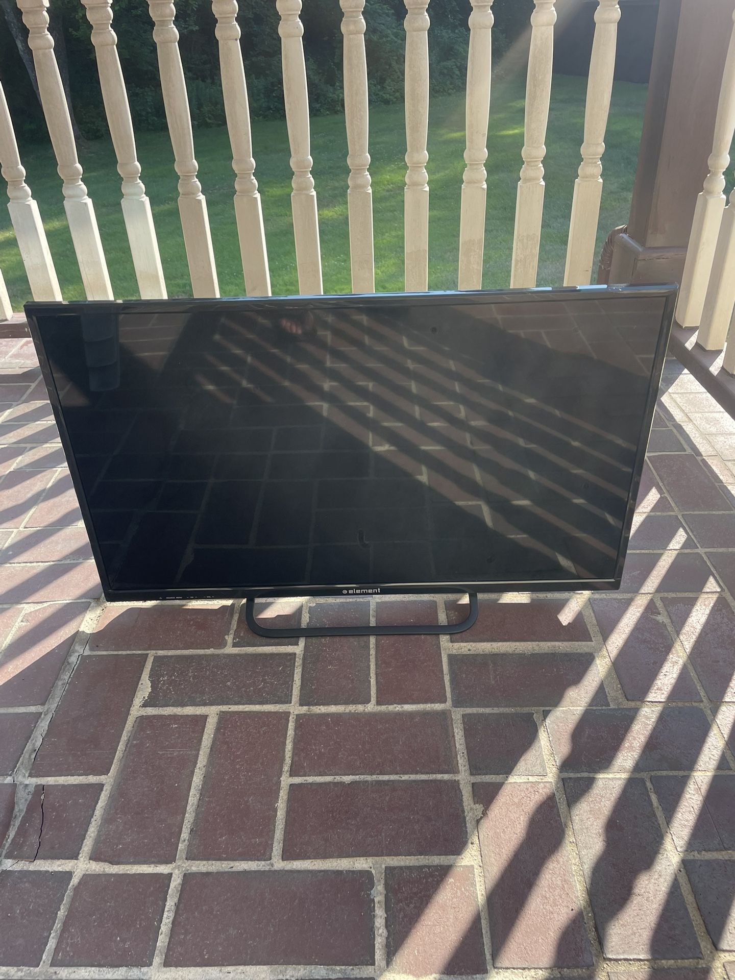 ELEMENT TV Model # ELEFW328 Out of Box New Condition
