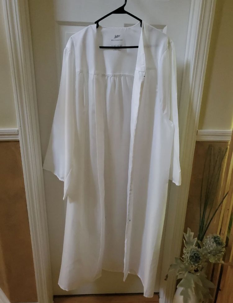 Jostens White Polyester Graduation Gown, 05'10"-6" With Cap (large)