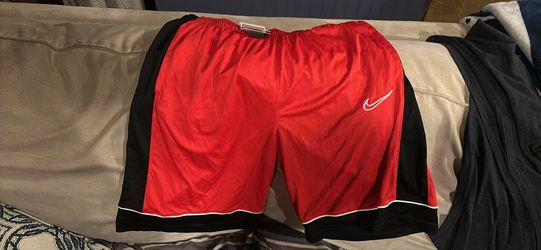 Mens size large Nike basketball shorts new with tags