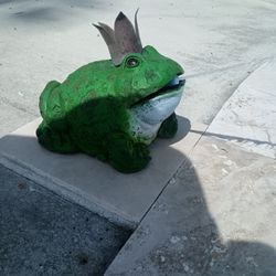 Frog Swimming Pool Fountain 