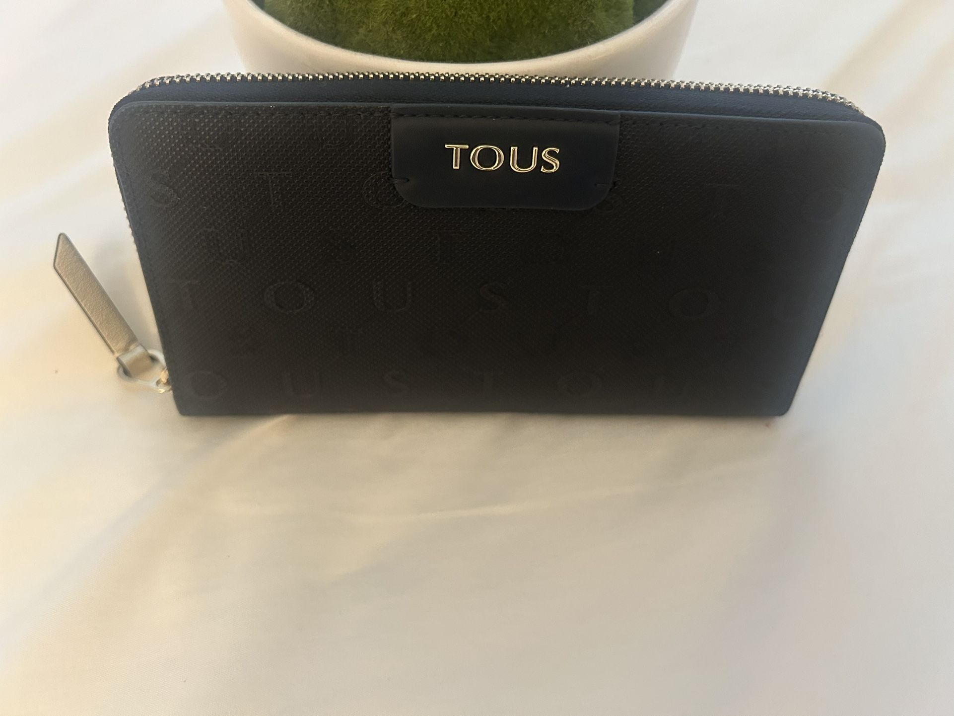 Authentic TOUS black leather wallet. New