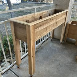 Cedar Raised Garden Bed w/ Locking Wheels 