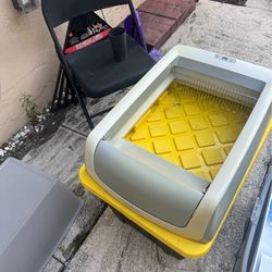 Pet safe  self cleaning litter box
