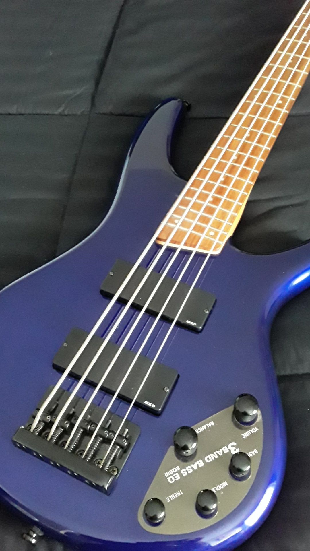 IBANEZ 5 STRING ACTIVE . PERFECT