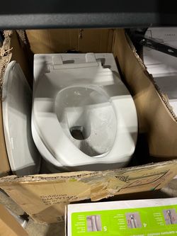 Swiss Madison Calice elongated toilet
