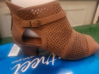 Easy Street Carrigan tan bootie shoes — 6.5W NEW
