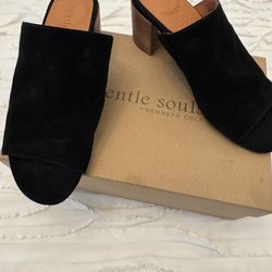 Black Velvet Pumps