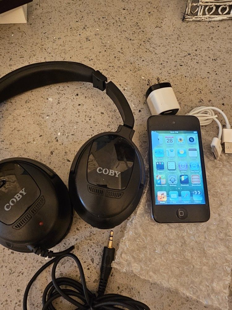 Apple iPod Touch 4th Gen 32GB with Coby Headphones