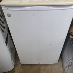 Refrigerator, GE small size with small Freezer