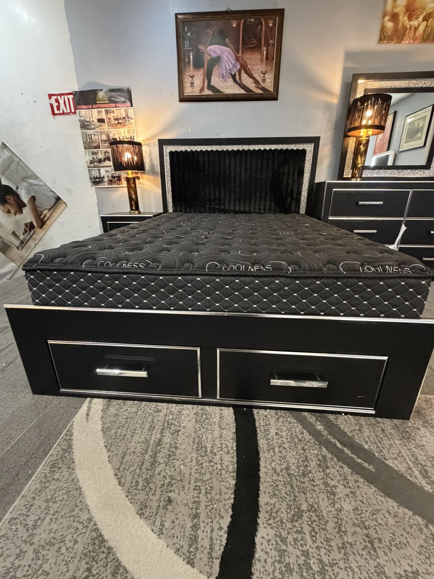 π¨ BLACK FRIDAY DOORBUSTER! π¨ Get this stunning Ashley 4pc Bedroom Set (Bed + Dresser + Mirror + Nightstand) for just $988YES, only $988π₯