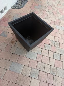 Plastic/Resin pot
