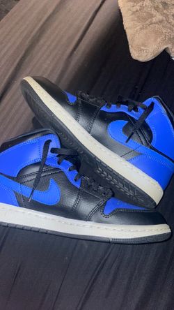 Jordan 1 mids hyper royal