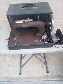 New Home Vintage Sewing Machine with Case