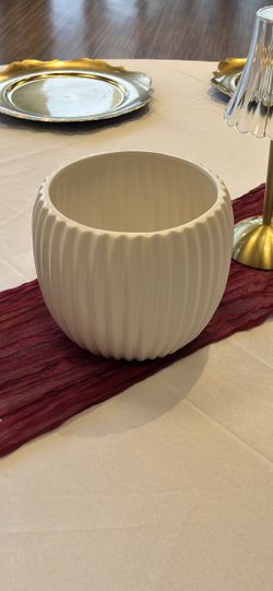 White pots (wedding)