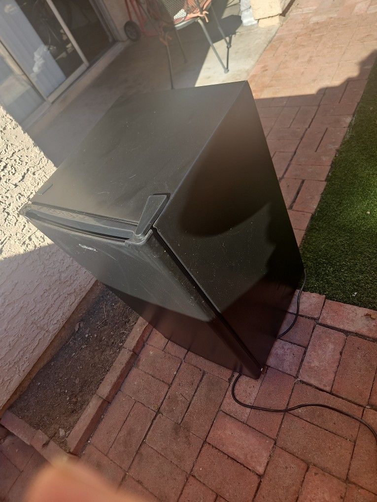 Galanz Mini Fridge