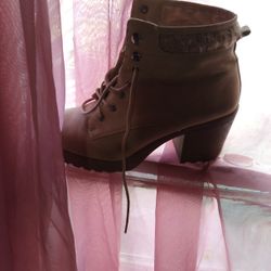 8 1/2 Tan Woman Heel Boots