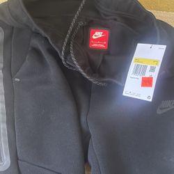 Small nike tech jogger