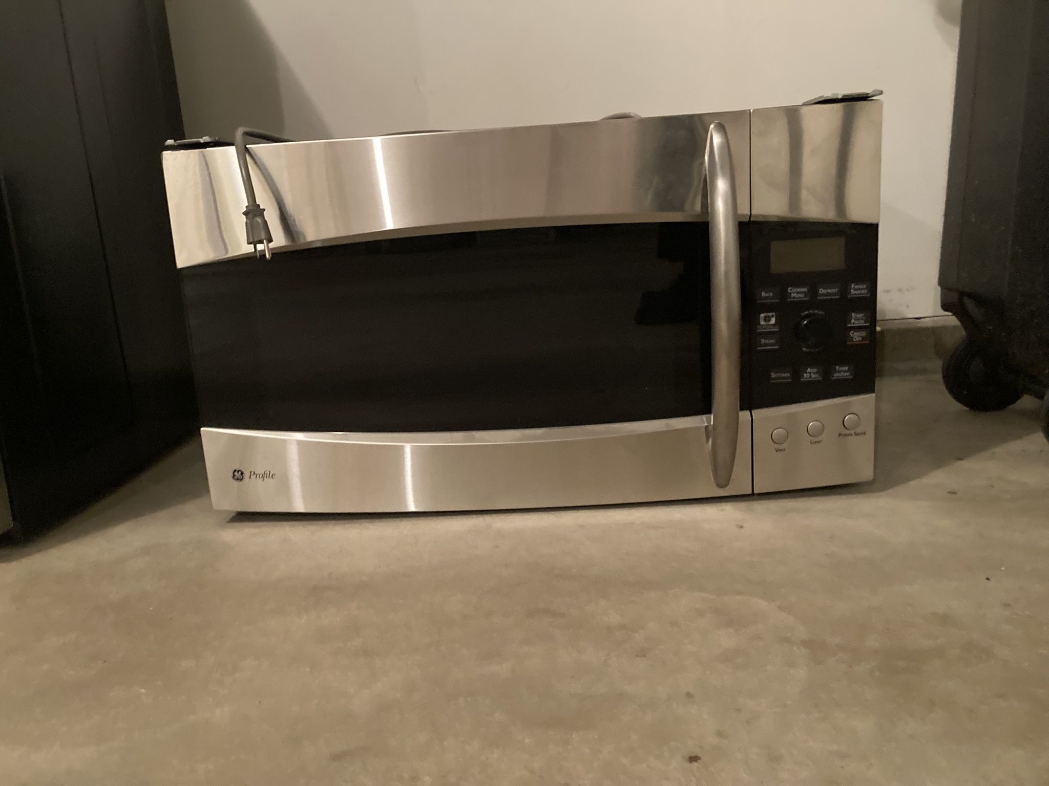 Excellent Condition GE Microwave