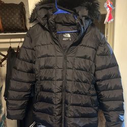 This is a The North Face Women's Gotham Jacket, a black down puffer jacket with a faux-fur trimmed hood XL