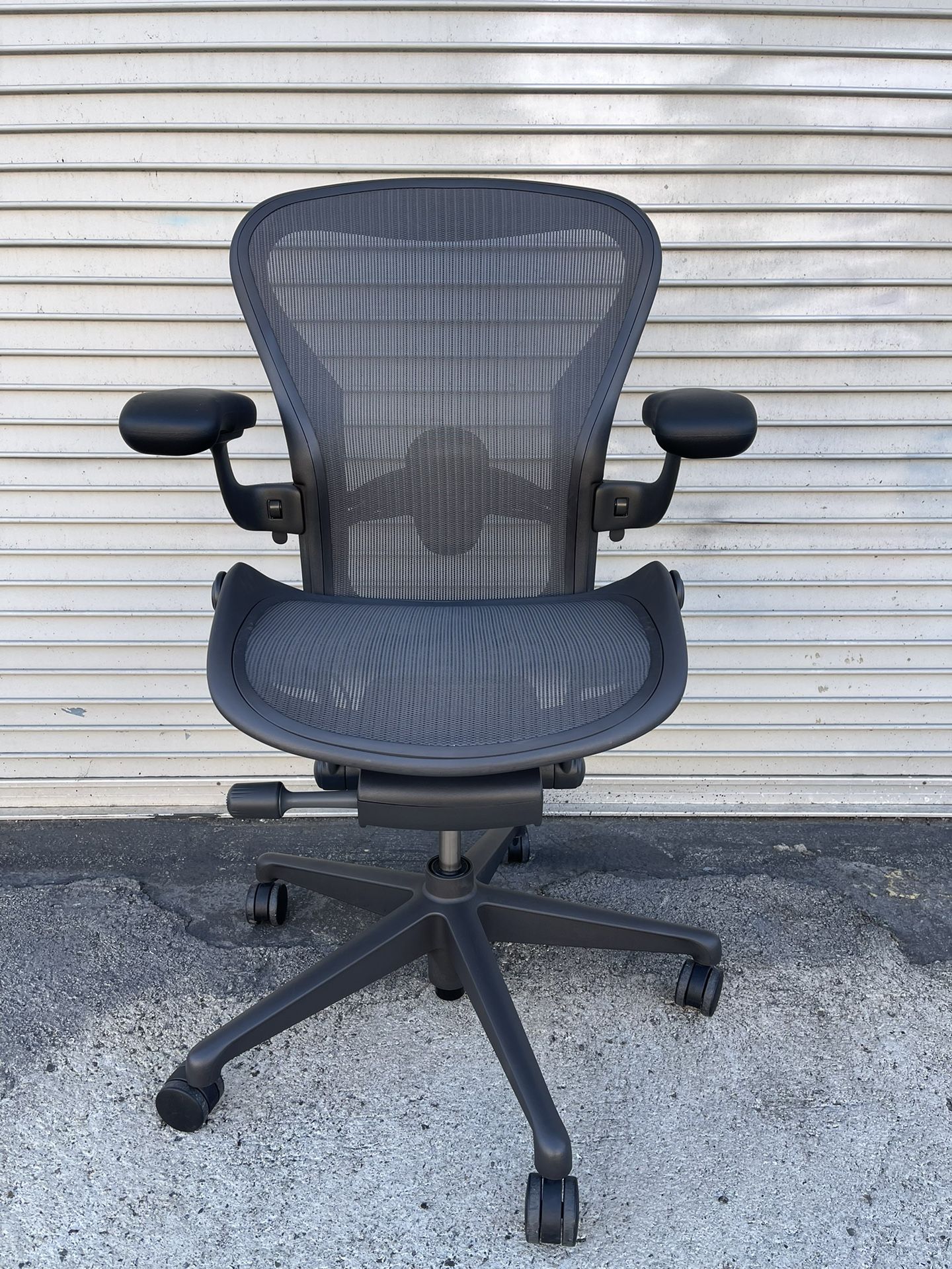 HERMAN MILLER REMASTERED AERON SIZE B ( NO TILT LOCKS) DELIVERY AVAILABLE FIR A FEE
