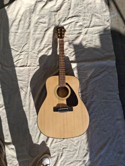 Yamaha guitar F335 6 string. Near mint