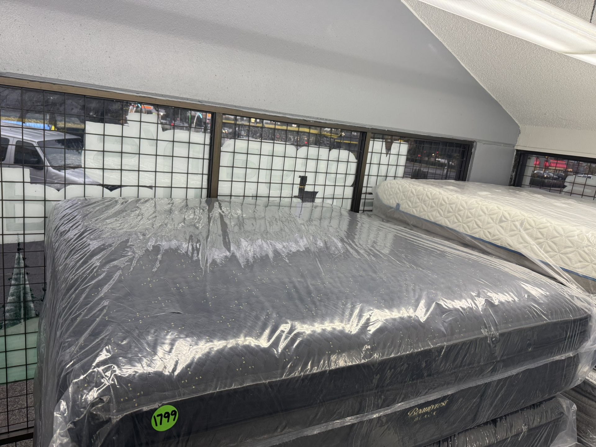 KING SIZE SIMMONS BEAUTYREST BLACK SERIES 4 (MEDIUM) PILLOW TOP MATTRESS &