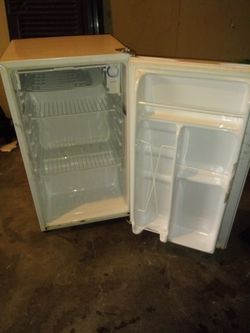 Mini fridge blows ice cold $75