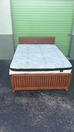 Wooden full bed with box and mattress. Cama full con box y colchon
