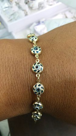 14k Gold eye bracelet 5.8 grams