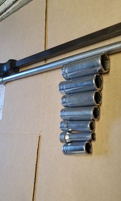 Snap -On Tools ,  6 Point Sockets 13/16 , 17mm , 16mm , 14mm , 13mm , 11mm , 9mm ,  3/8drive Long Extention And Screw Driver