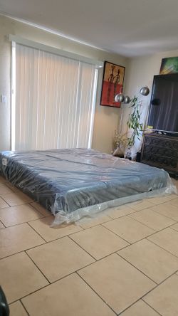 BRAND NEW KING SIZE SERTA ISERIES MATTRESS FOR SALE! IN EXCELLENT CONDITION,  FREE DELIVERY