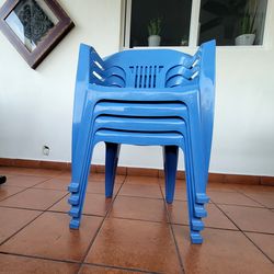 Set of 4 sturdy blue plastic chairs with armrests and slatted backrests. Ideal for outdoor use, patios, or events. Manufactured by Keter Group.