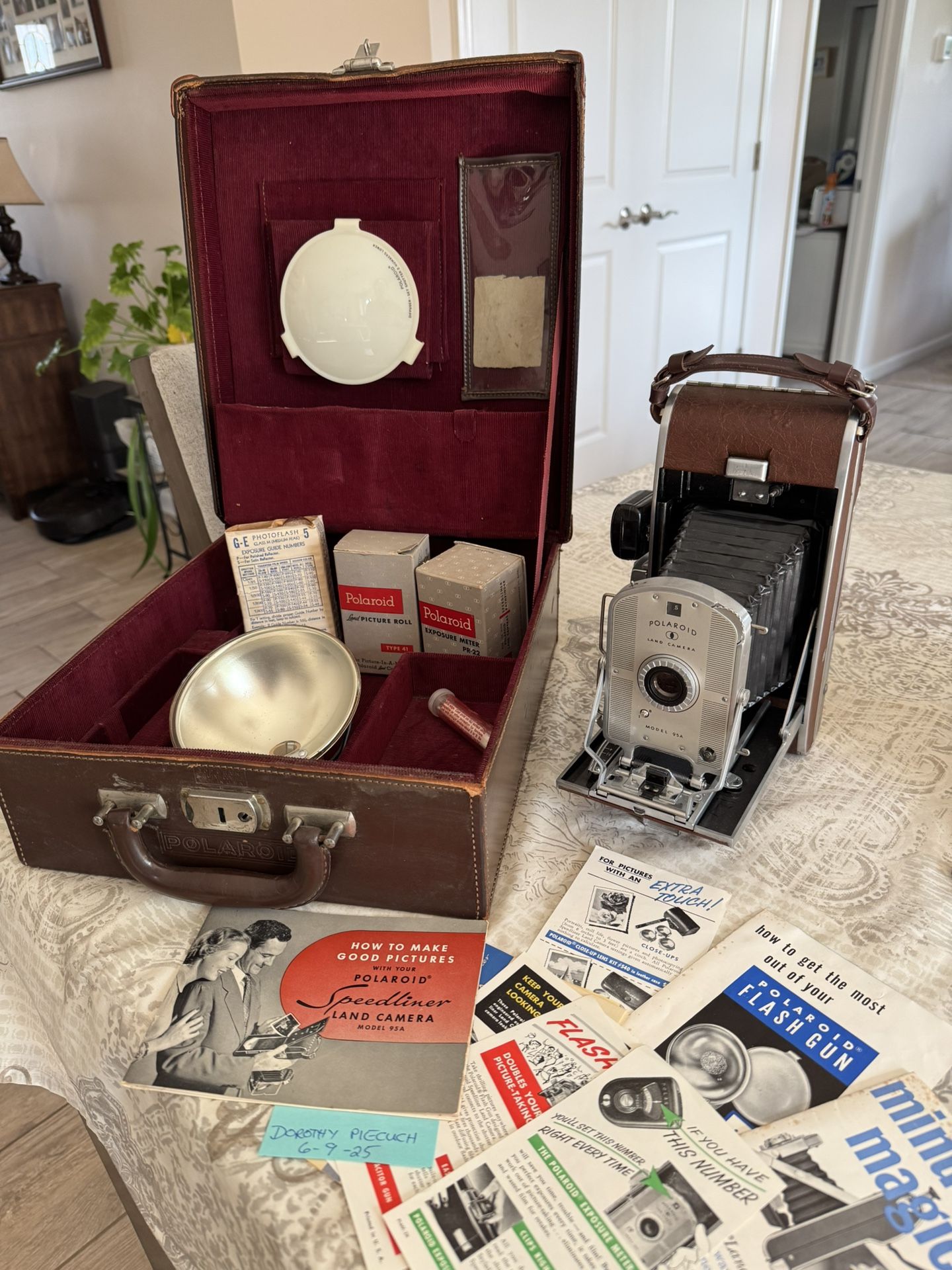 VTG Polaroid Speedliner Land Camera & Case