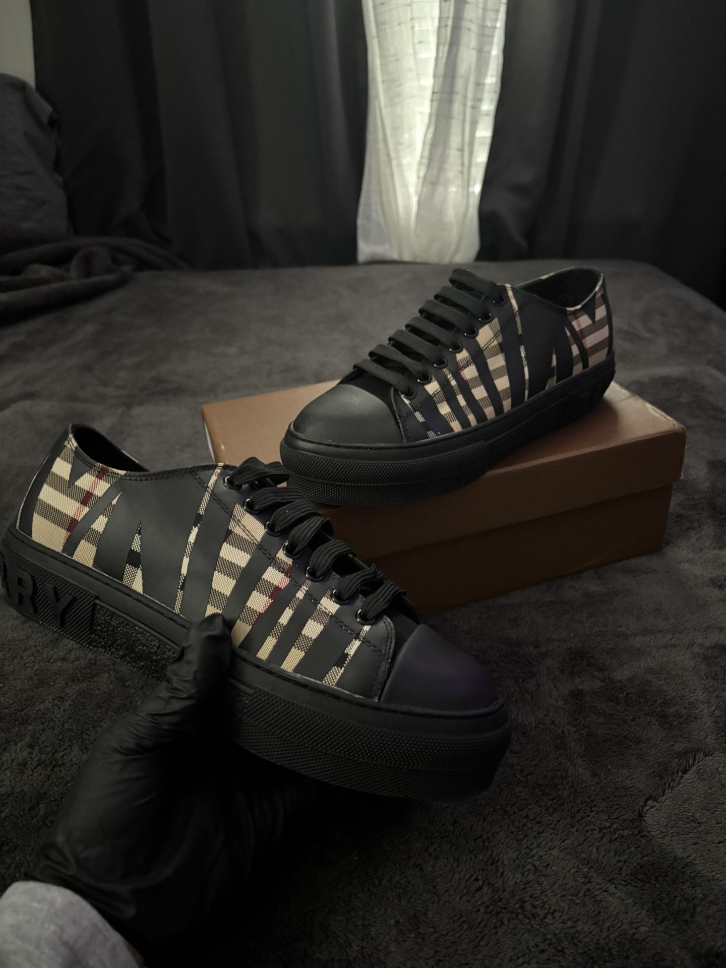 Burberry Converse Size 9