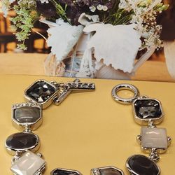 #1897, WHITE HOUSE BLACK MARKET, BRACELET. LIKE NEW 8"IN
