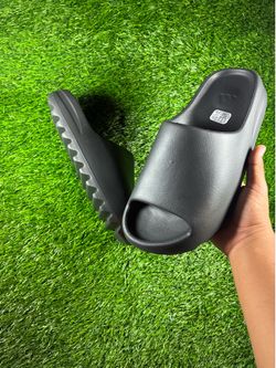 Yezzys slides black