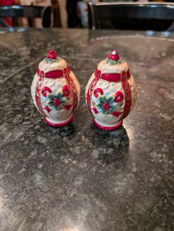 Holiday, Holly Ribbon Style Salt and Pepper Shakers
