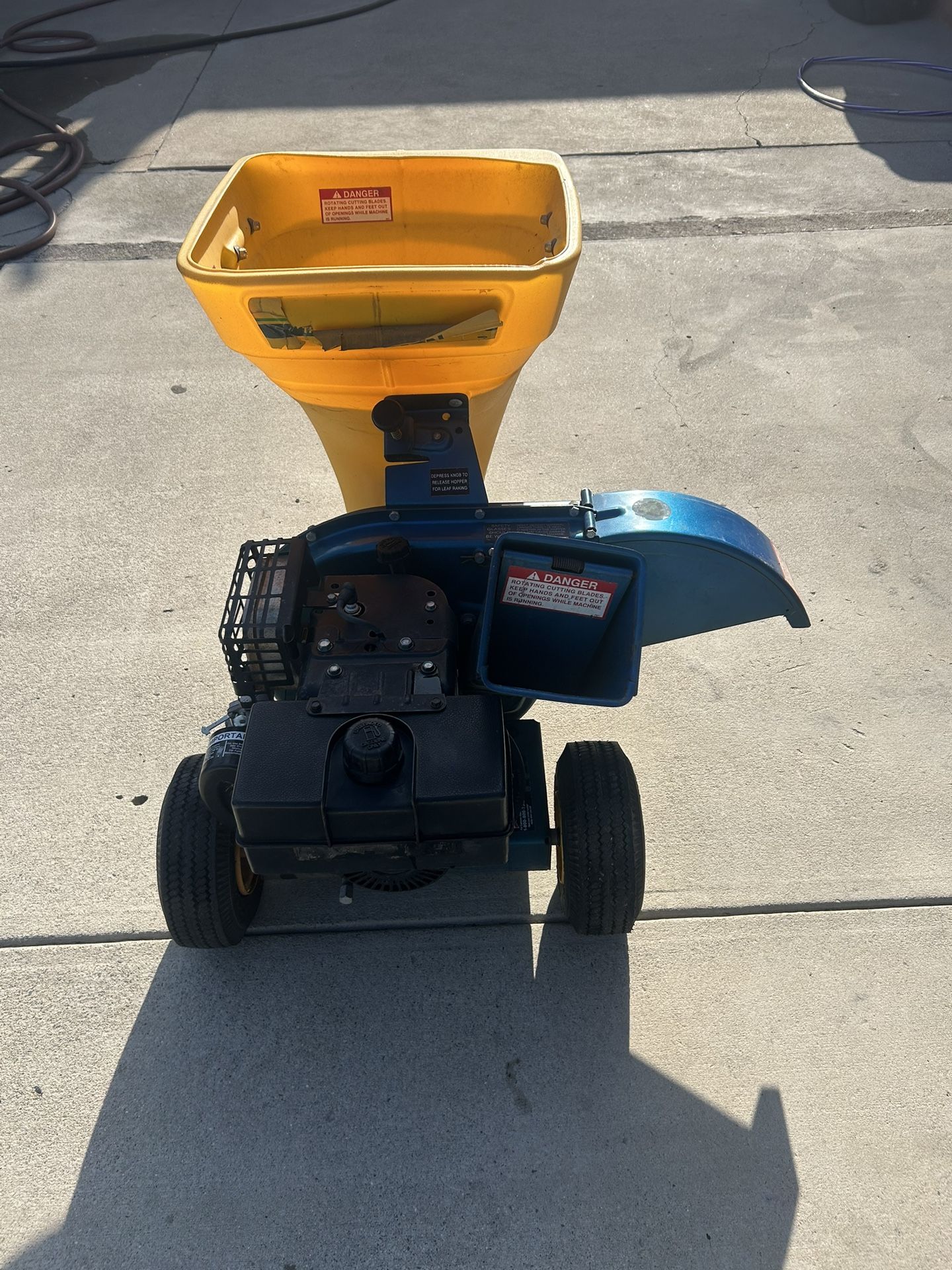 Wood chipper/shredder
