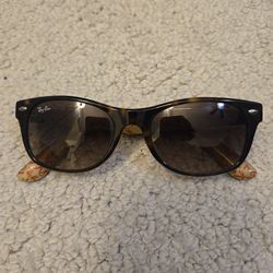 Ray Ban original sunglasses. With case and wipe.
