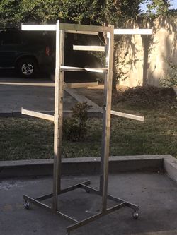 Raca de metal para ropa bastante grande